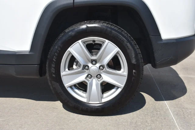 Used 2022 White Jeep Latitude image 8