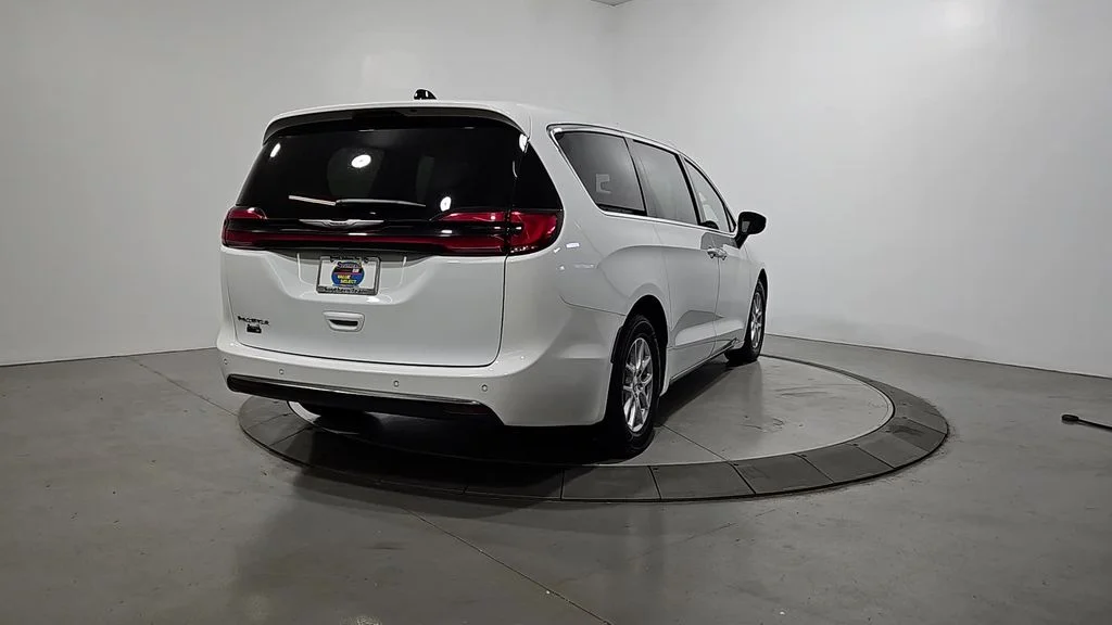 Used 2023 White Chrysler Touring L image 5