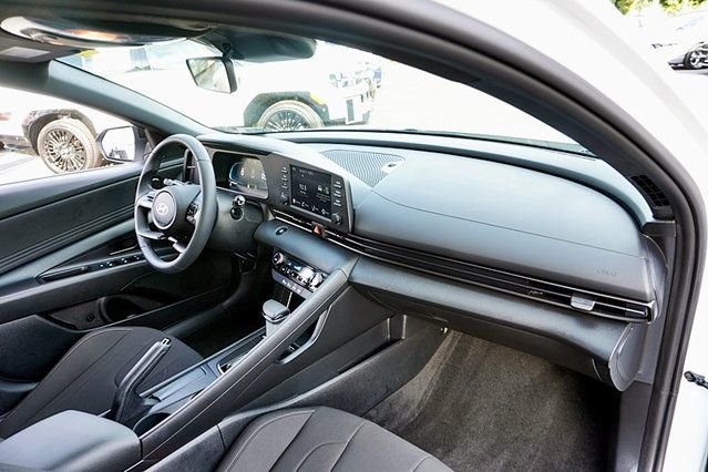 Used 2026 White Hyundai SEL Sport image 9