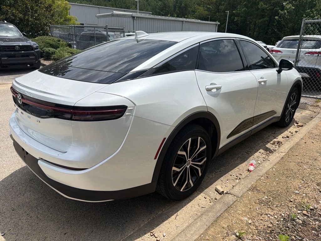 Used 2025 White Toyota XLE image 3