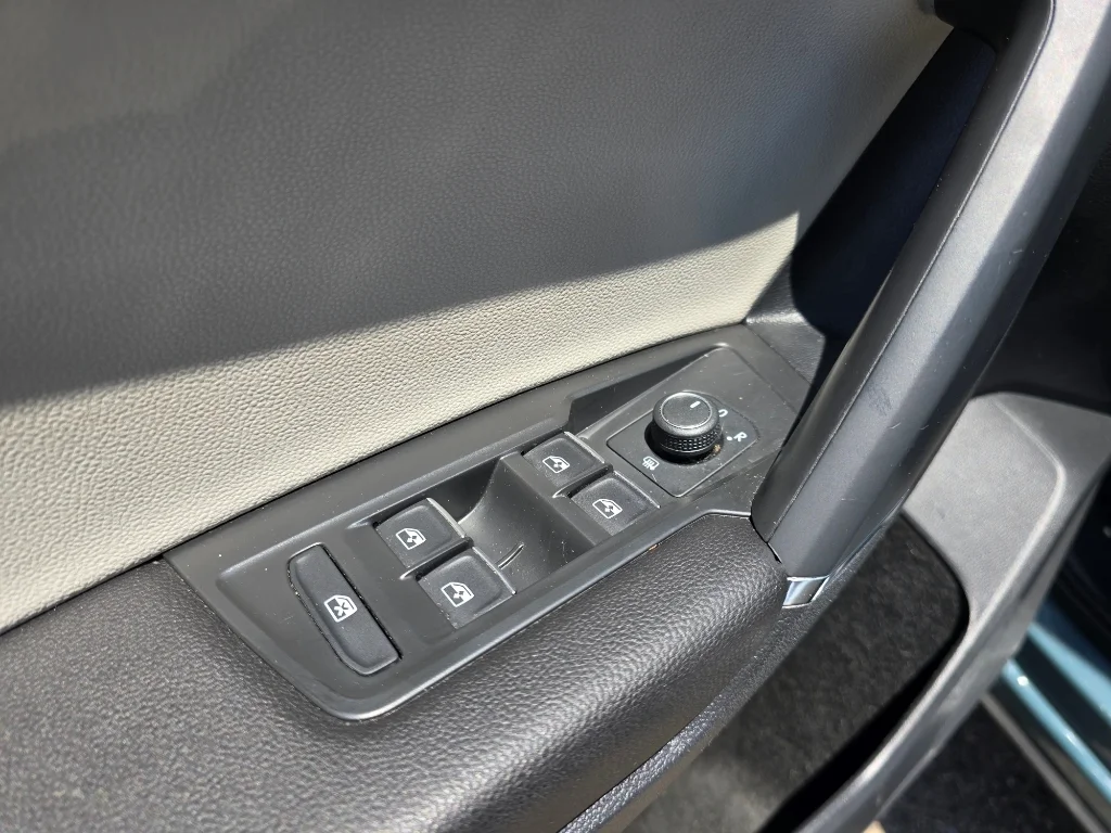 Used 2020 Stone Blue Metallic Volkswagen SE image 17