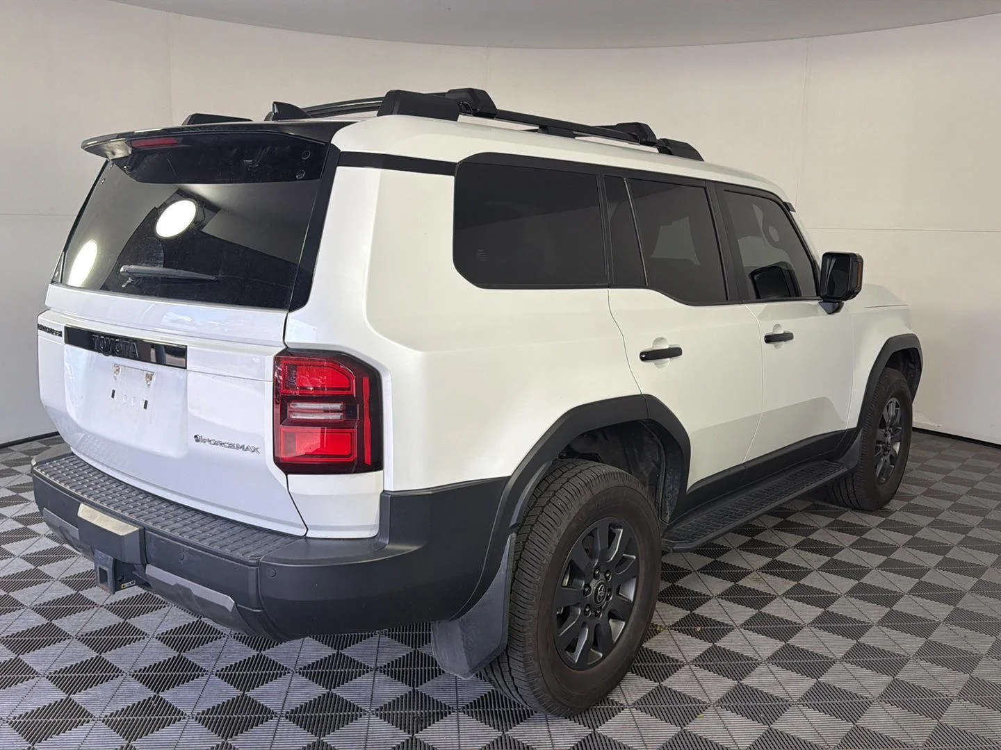 Used 2024 Wind Chill Pearl Toyota Base image 4