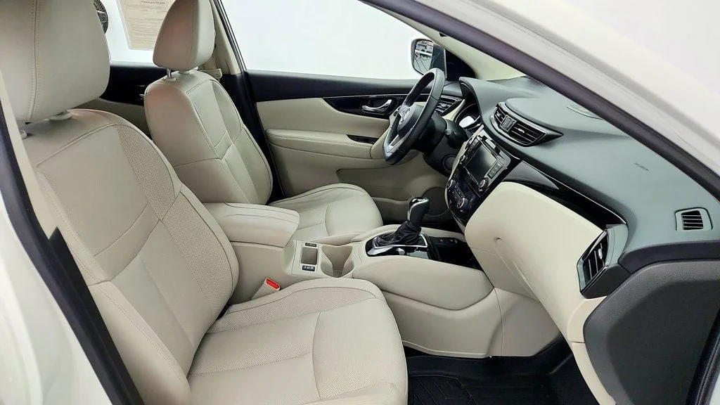 Used 2019 Pearl White Tricoat Nissan AWD SL w/ Premium Package, Moonroof & Bose Audio image 23