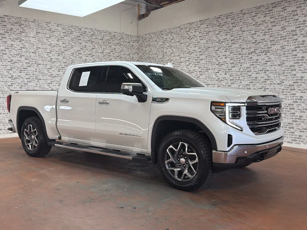 Used 2025 White Frost Tricoat GMC SLT image 1
