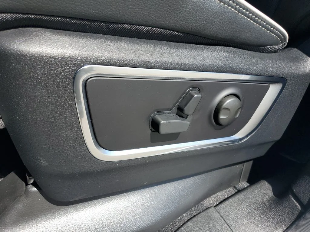 New 2026 Ivory White Tri-Coat Pearl-Coat Exterior Paint RAM Laramie image 15