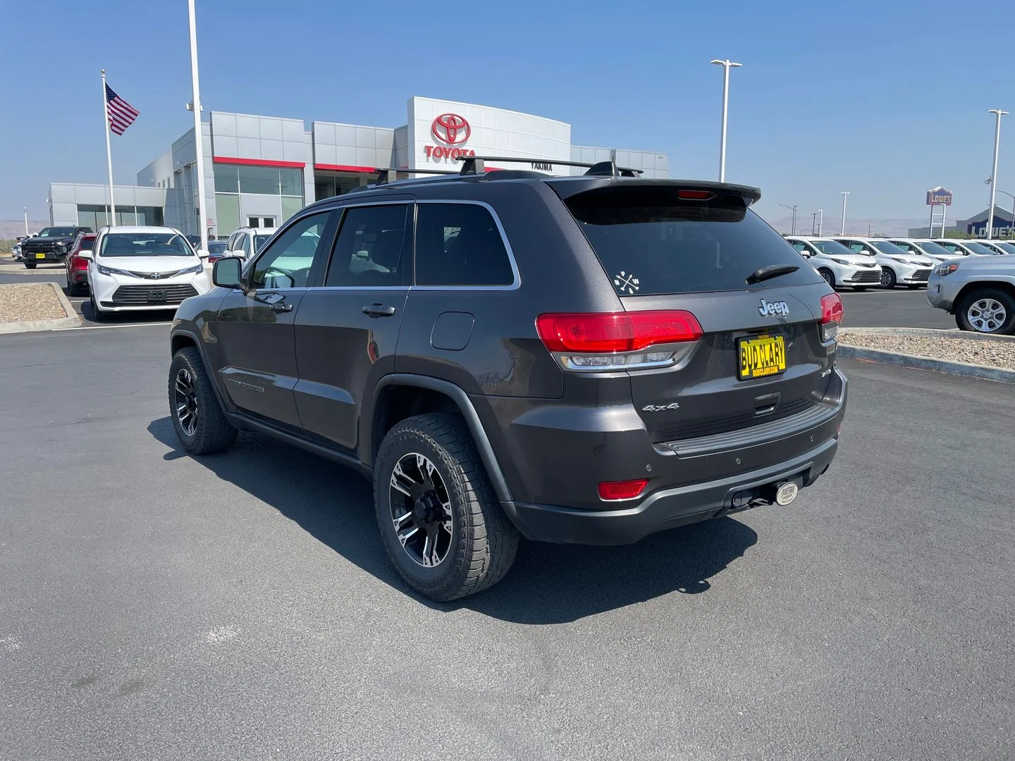 Used 2017 Gray Jeep Laredo image 5