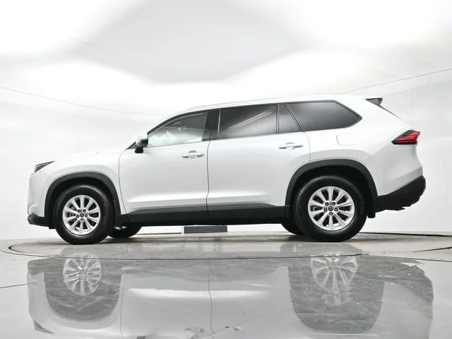 Used 2024 Wind Chill Pearl Toyota XLE image 29