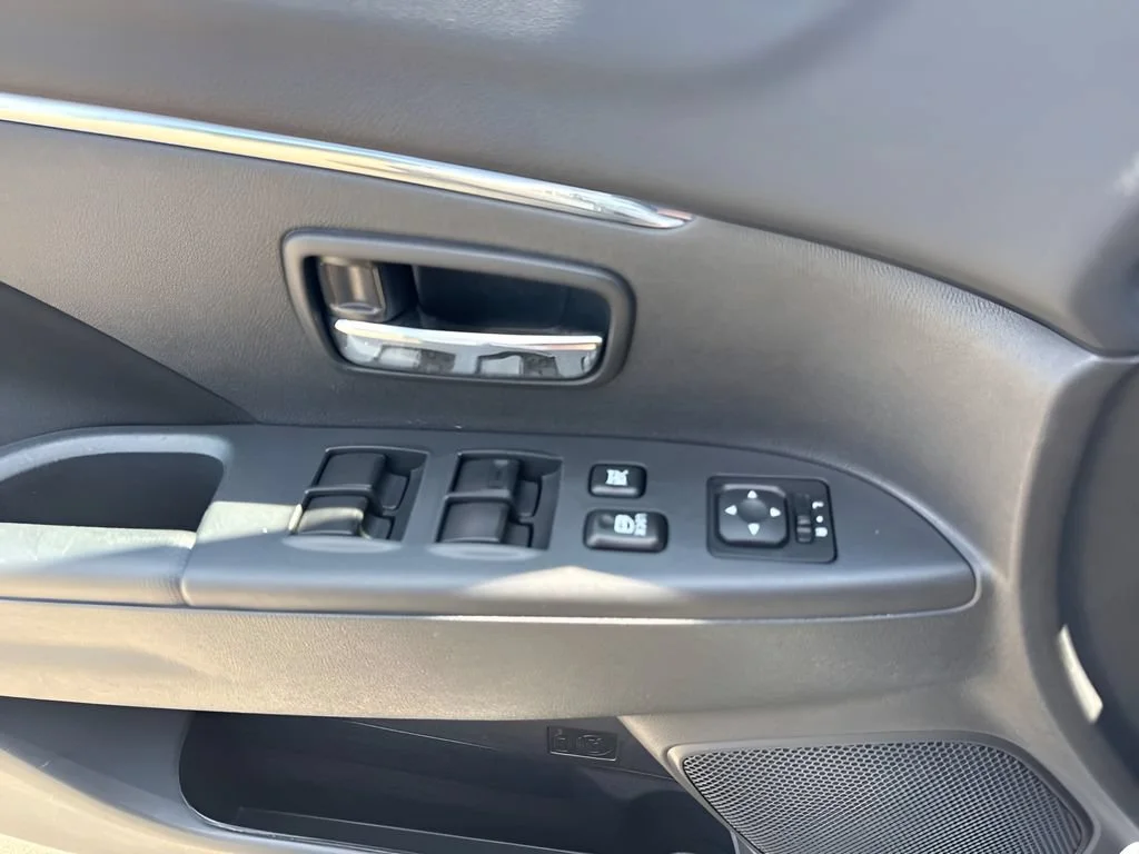 Used 2024 Silver Mitsubishi S image 25