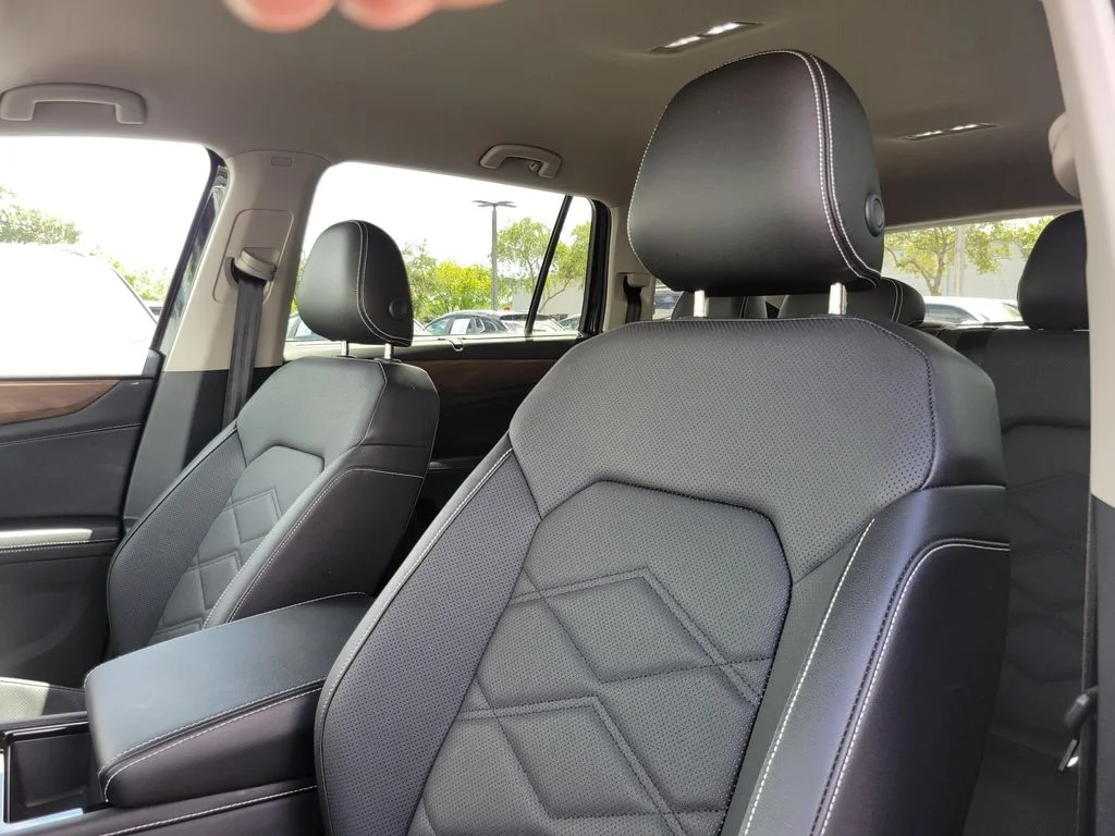 Used 2026  Volkswagen SE w/Technology image 13