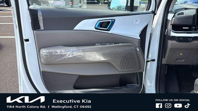 New 2026 Snow White Pearl Kia LX image 9