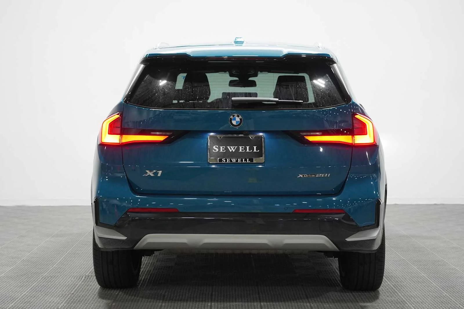 Used 2024 Blue Bay Lagoon Metallic BMW xDrive28i image 5