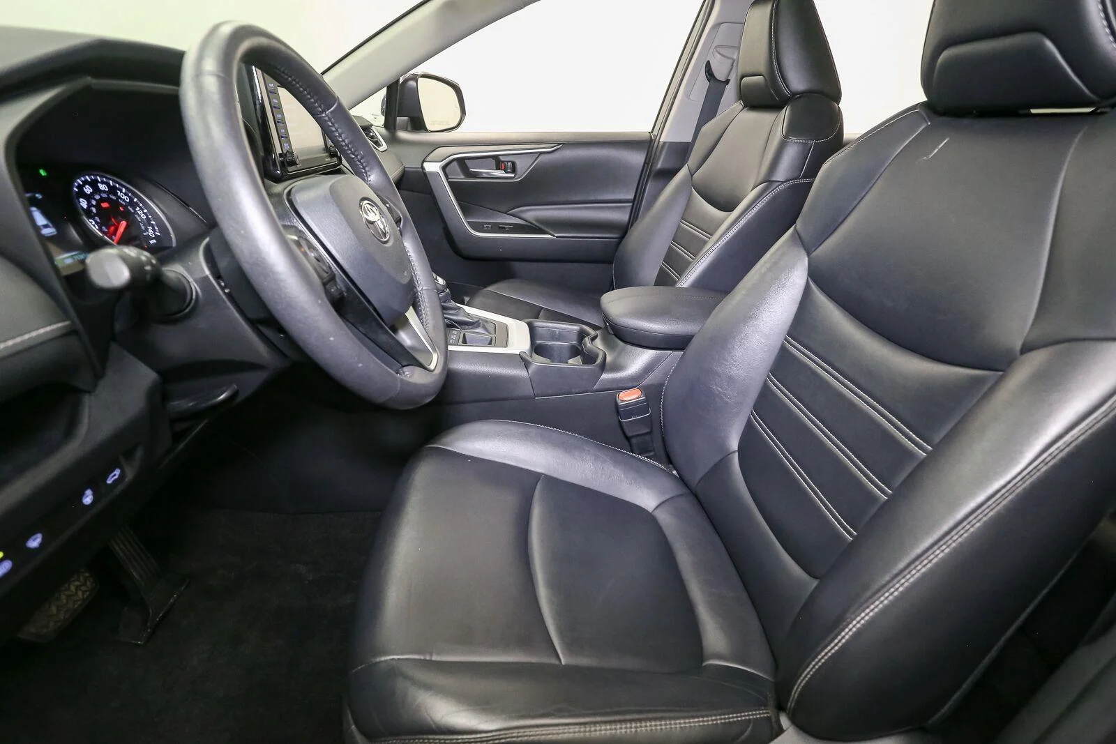 Used 2020 Magnetic Gray Metallic Toyota XLE Premium image 46