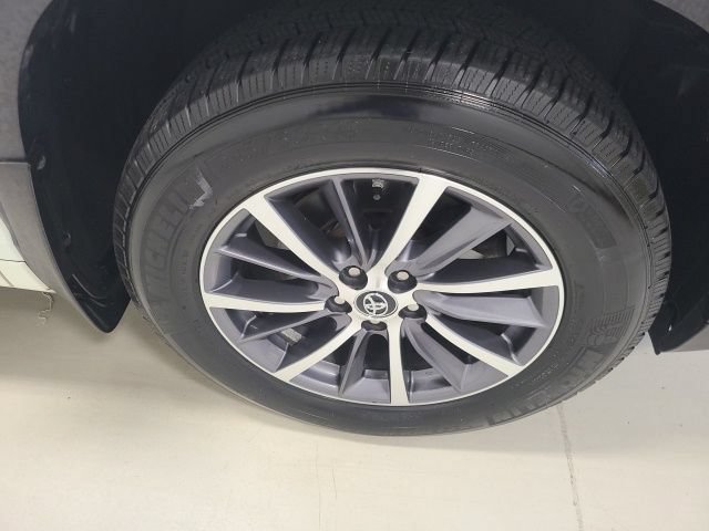 Certified Used 2018 Blizzard Pearl Toyota XLE image 42