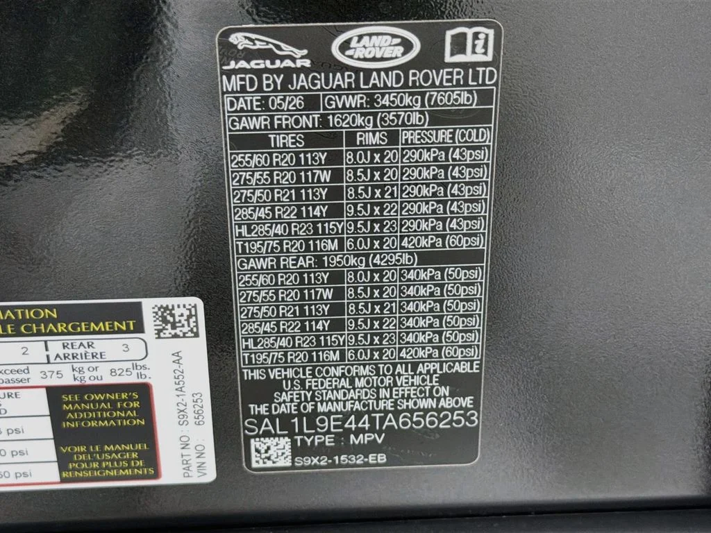 New 2026 Santorini Black Land Rover Dynamic SE image 34