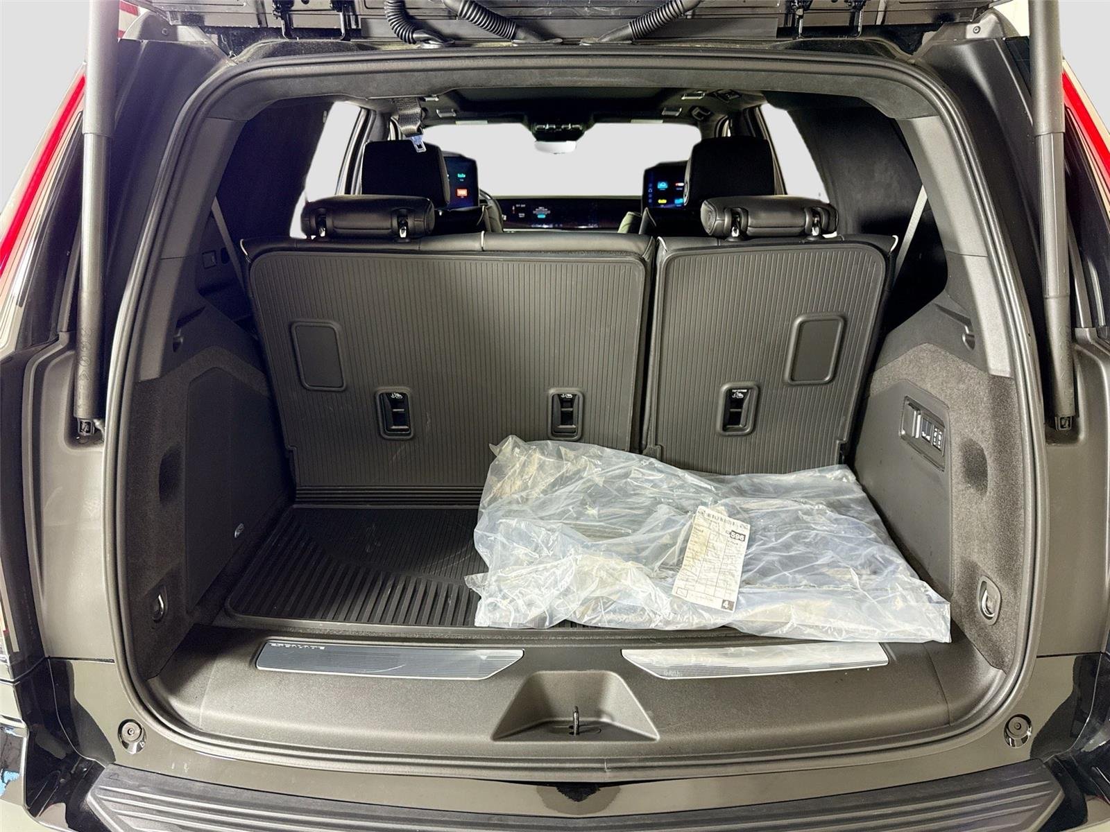 Used 2026 Black Raven Cadillac AWD V-Series | ONYX Pkg | Heated/Vented Seats image 30