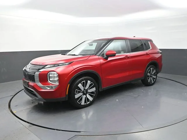 Used 2025  Mitsubishi SE image 3