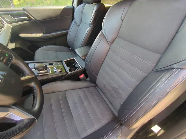Used 2024  Mitsubishi SE Black Edition image 27