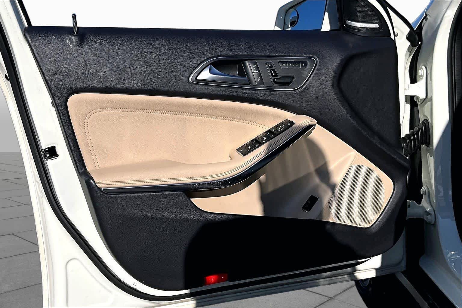 Used 2017 Cirrus White Mercedes-Benz GLA 250 image 22