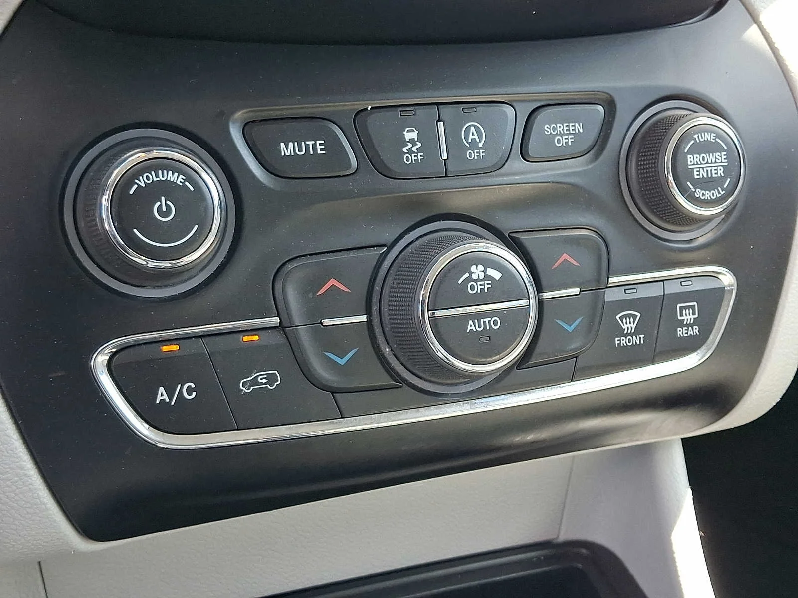 Used 2019 Granite Crystal Clearcoat Metallic Jeep Limited image 16
