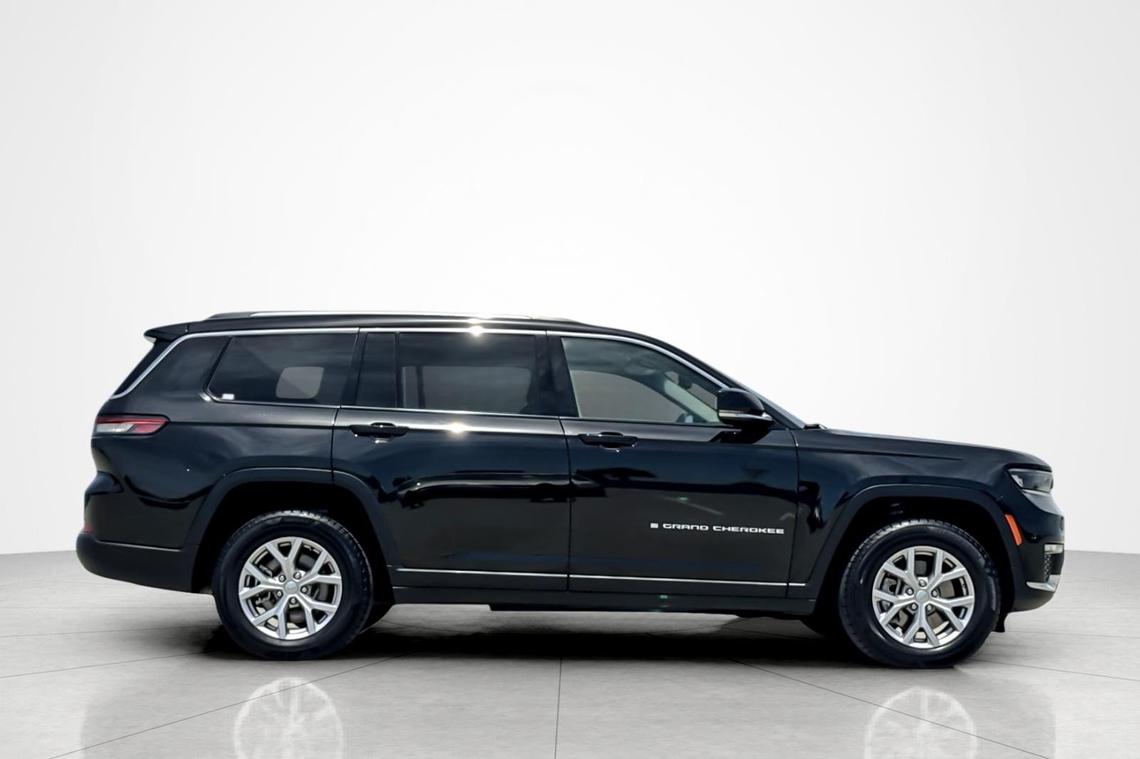Used 2022 Diamond Black Crystal Pearlcoat Jeep Limited image 6