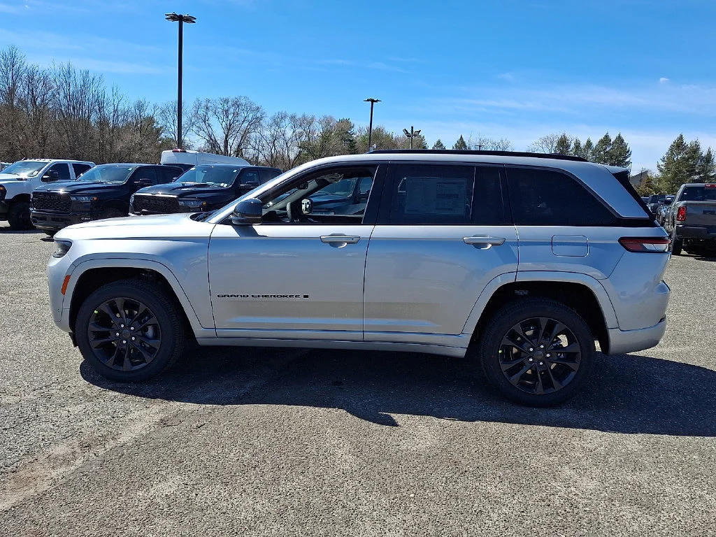 New 2026 Silver Zynith Exterior Paint Jeep Limited Reserve image 5