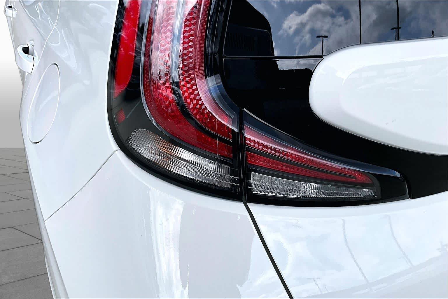 Used 2025 Clear White/Black Roof Kia S image 21