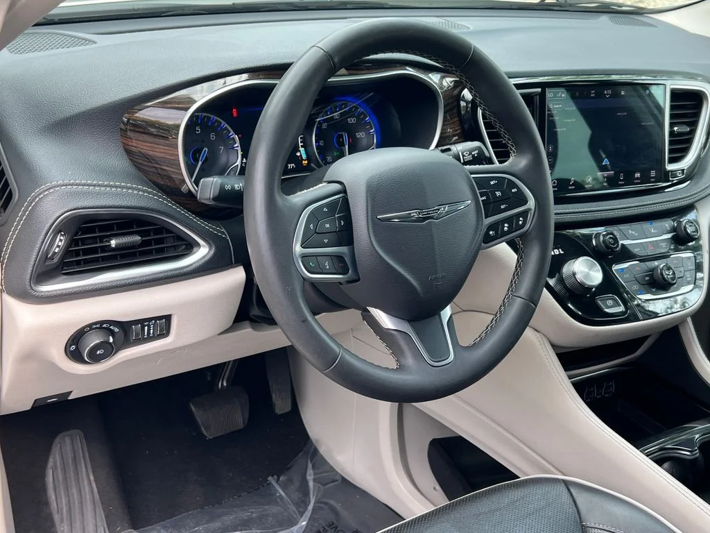 Used 2023 White Chrysler Limited image 19