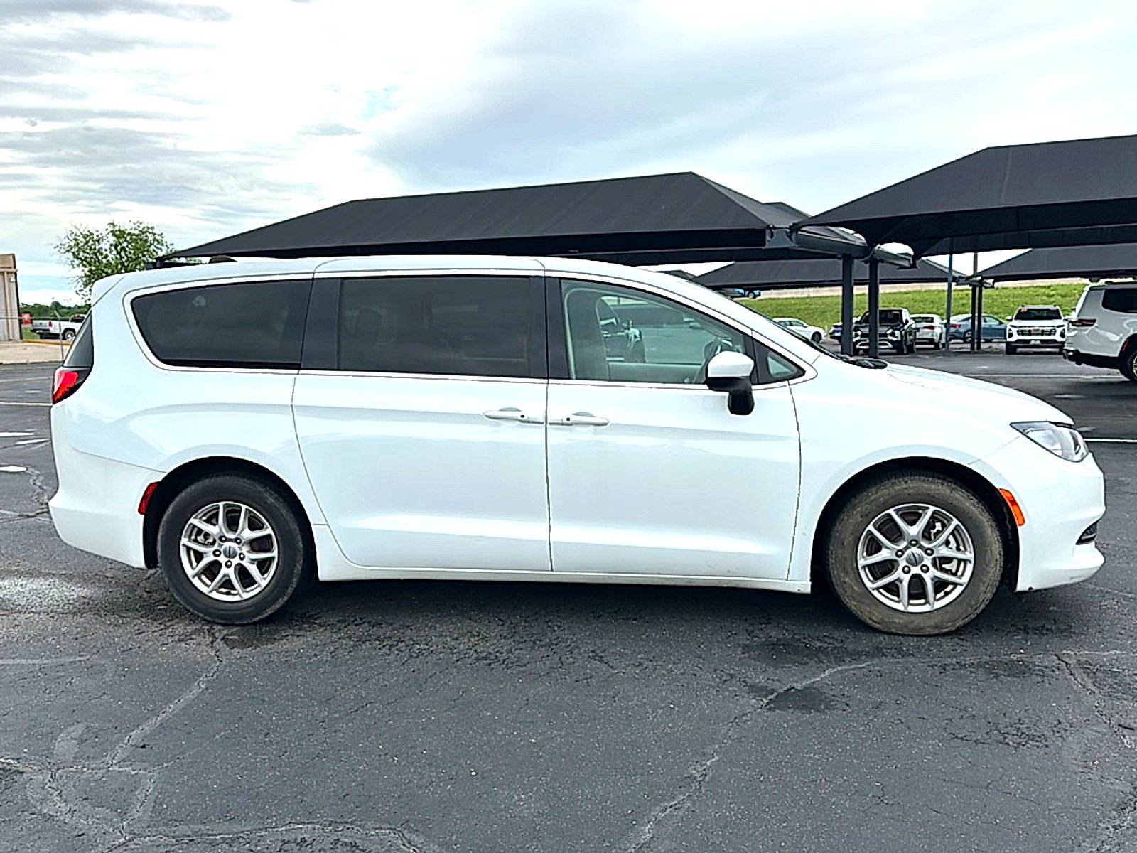 Used 2022 Bright White Clearcoat Chrysler LX image 7