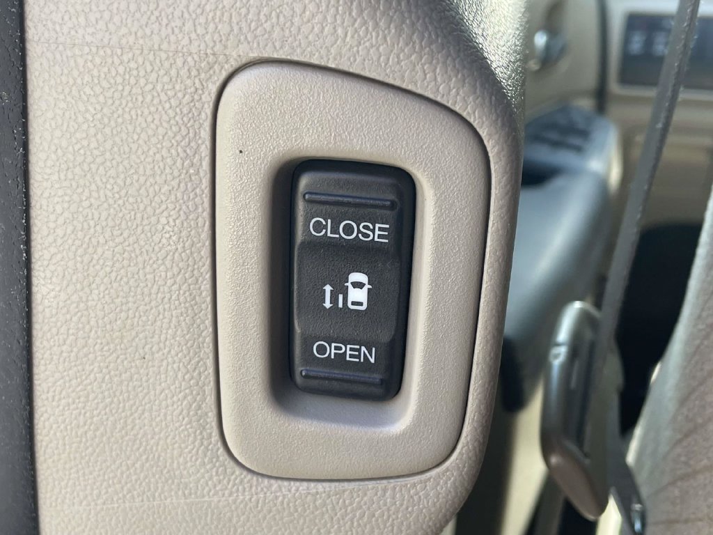 Used 2016 White Honda SE image 15