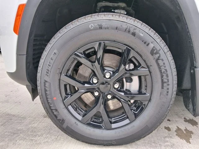 New 2026 Bright White Clear-Coat Exterior Paint Jeep Altitude image 11
