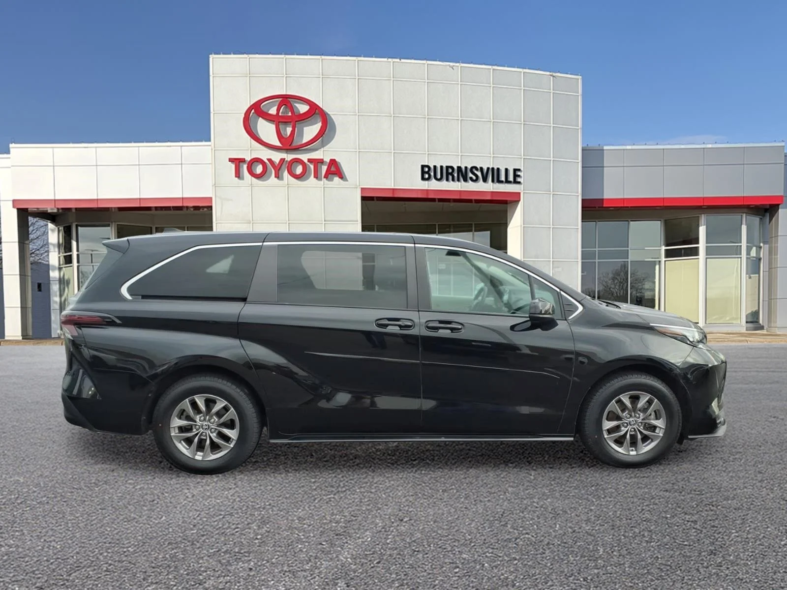 Certified 2024 Toyota Sienna LE with VIN 5TDKSKFC8RS109672 for sale in Burnsville, Minnesota