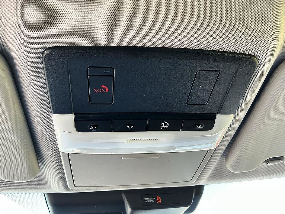 Used 2022 Silver Mitsubishi SEL image 23