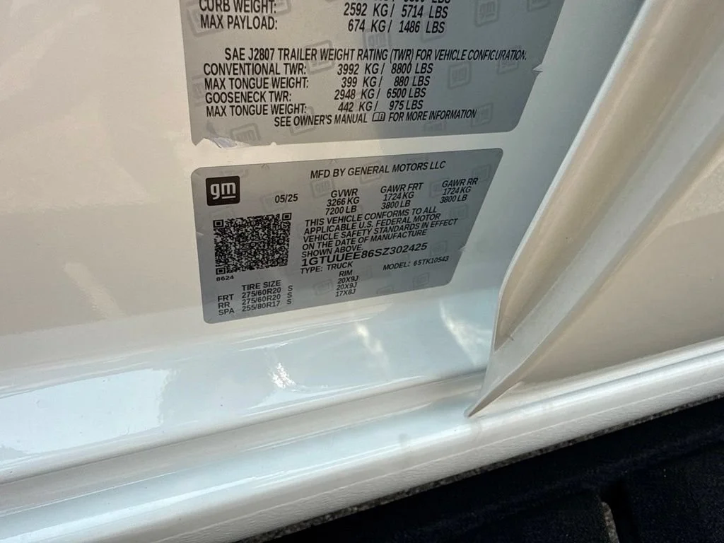 Used 2025 Summit White GMC AT4 image 43
