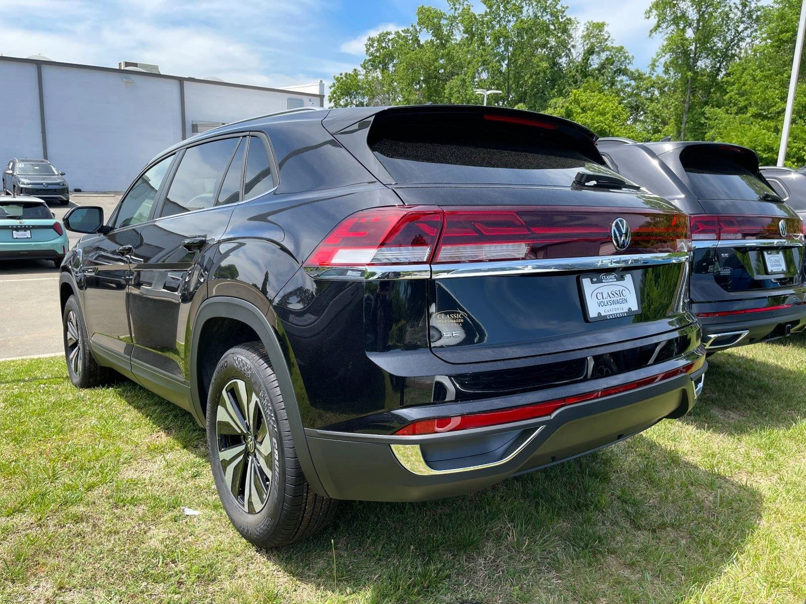New 2026 Deep Black Pearl Volkswagen 2.0T SE image 3