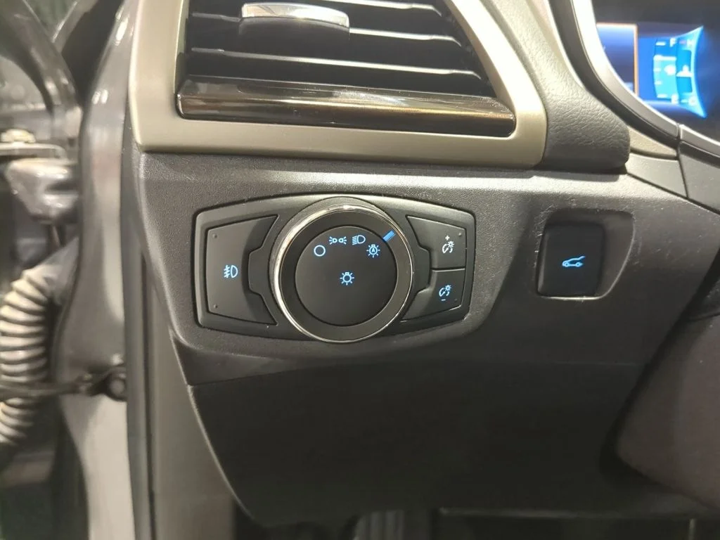 Used 2016 Magnetic Ford SE image 15