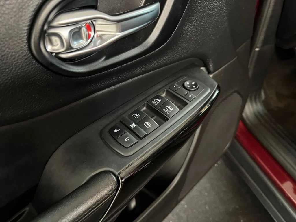 Used 2021 Red Jeep Altitude image 14