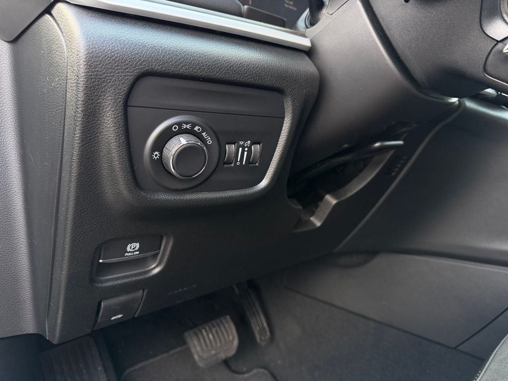 New 2026 Baltic Gray Metallic Clear-Coat Exterior Paint Jeep Altitude image 18