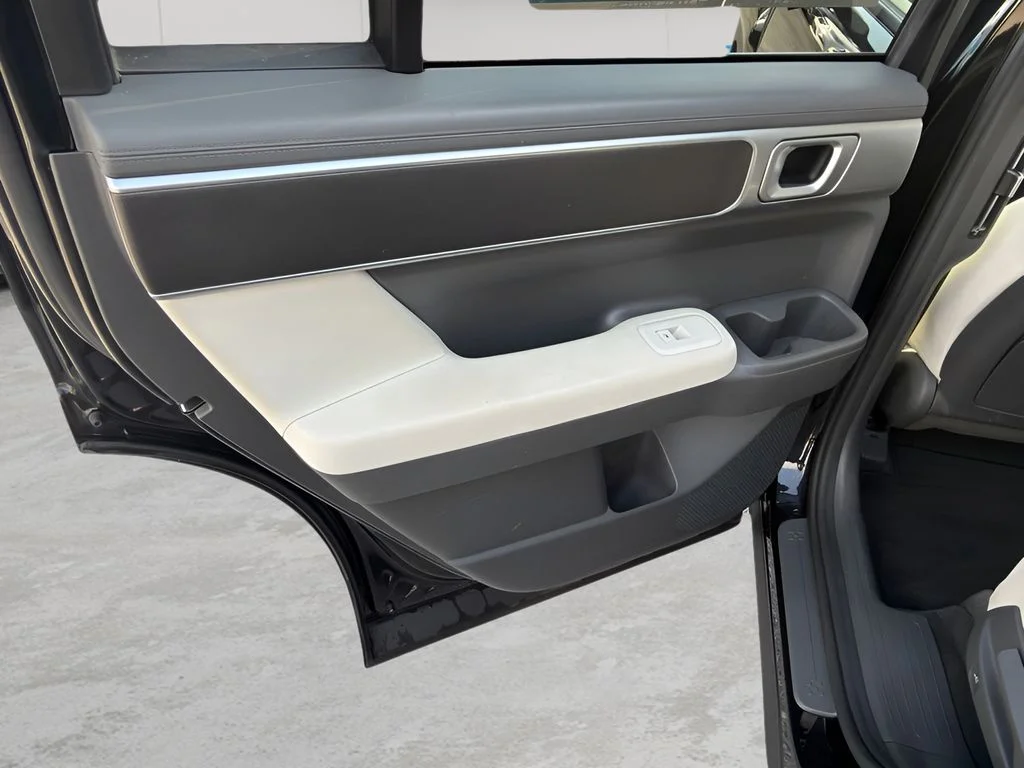 Used 2024 Phantom Black Hyundai SE image 12