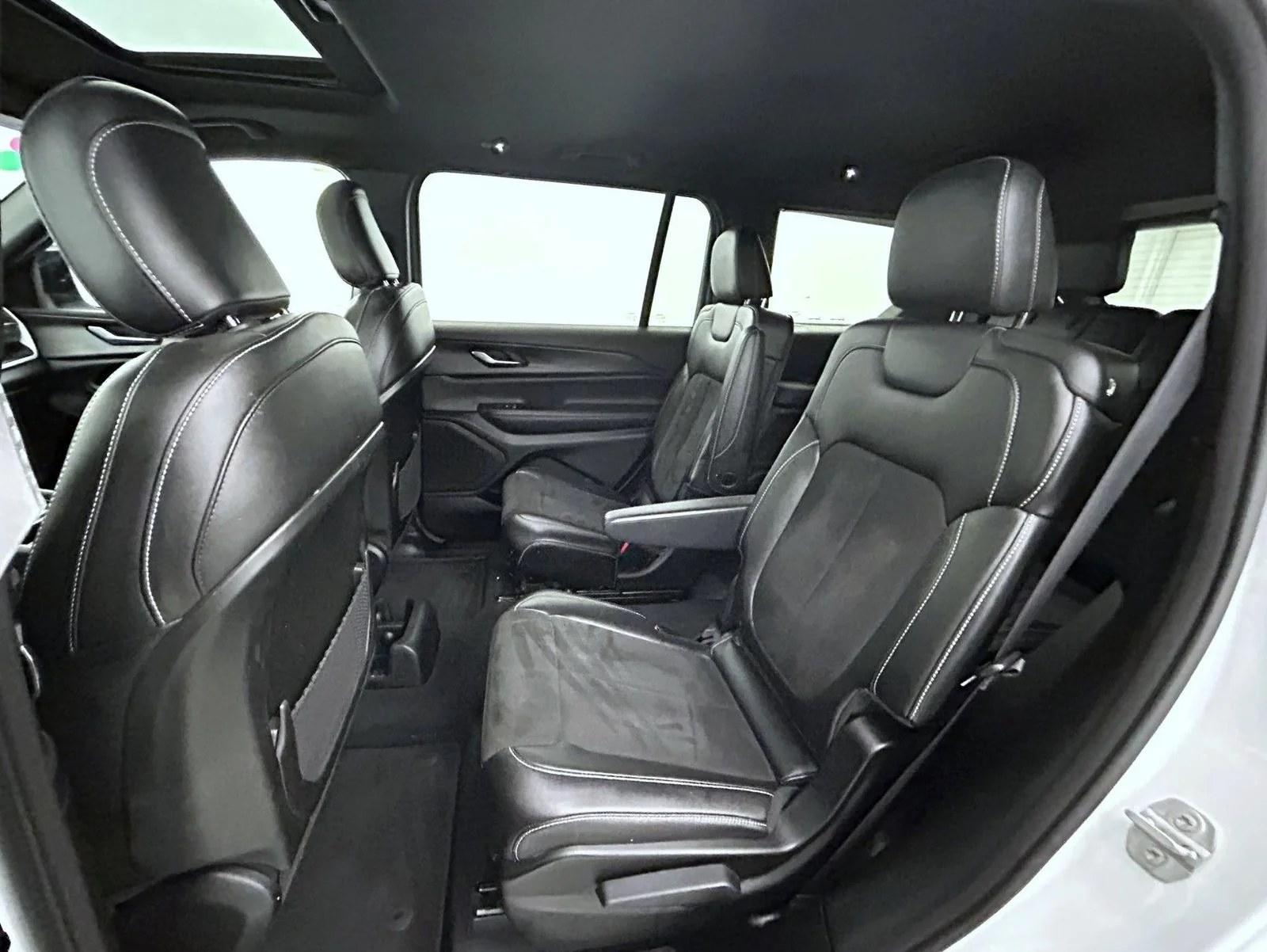 Used 2023 White Jeep Altitude image 21