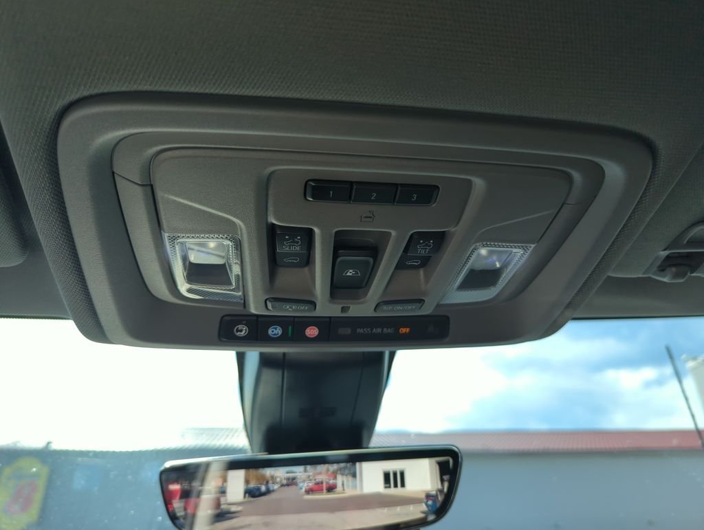 Used 2021 White GMC Denali image 27