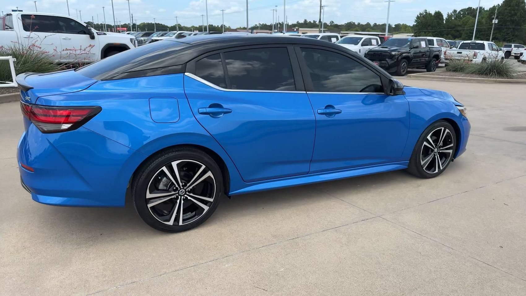 Used 2020 Electric Blue Metallic Nissan SR image 9