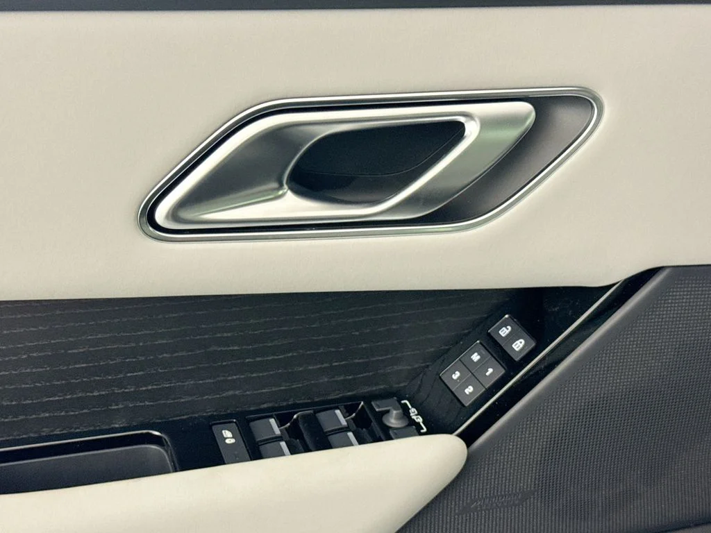 New 2026 Santorini Black Land Rover Belgravia Edition image 18