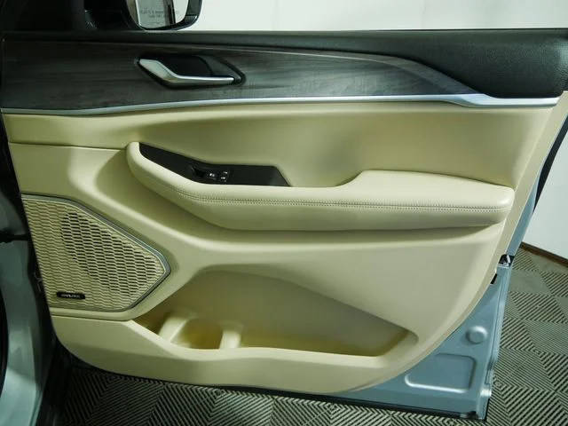 Used 2023 Silver Jeep Limited image 12