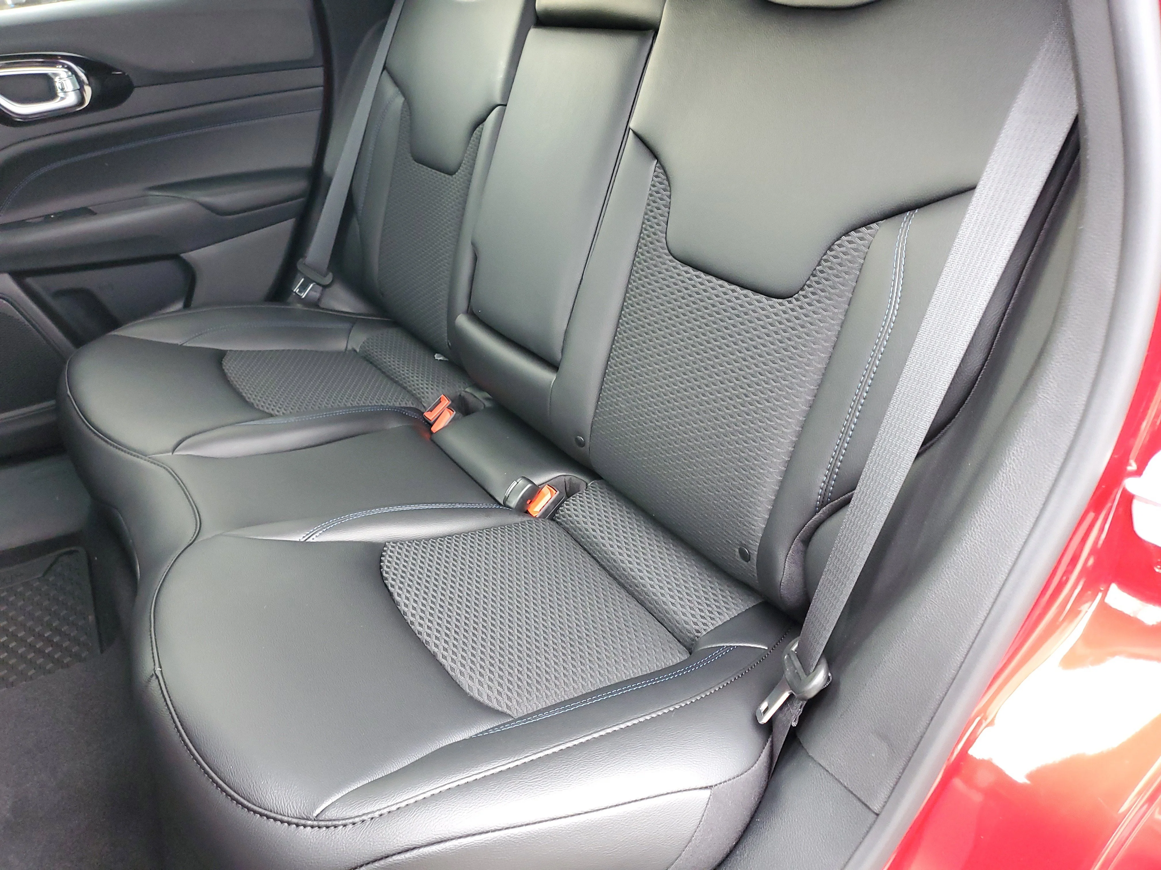 New 2026 Red Hot Pearl-Coat Exterior Paint Jeep Latitude image 15