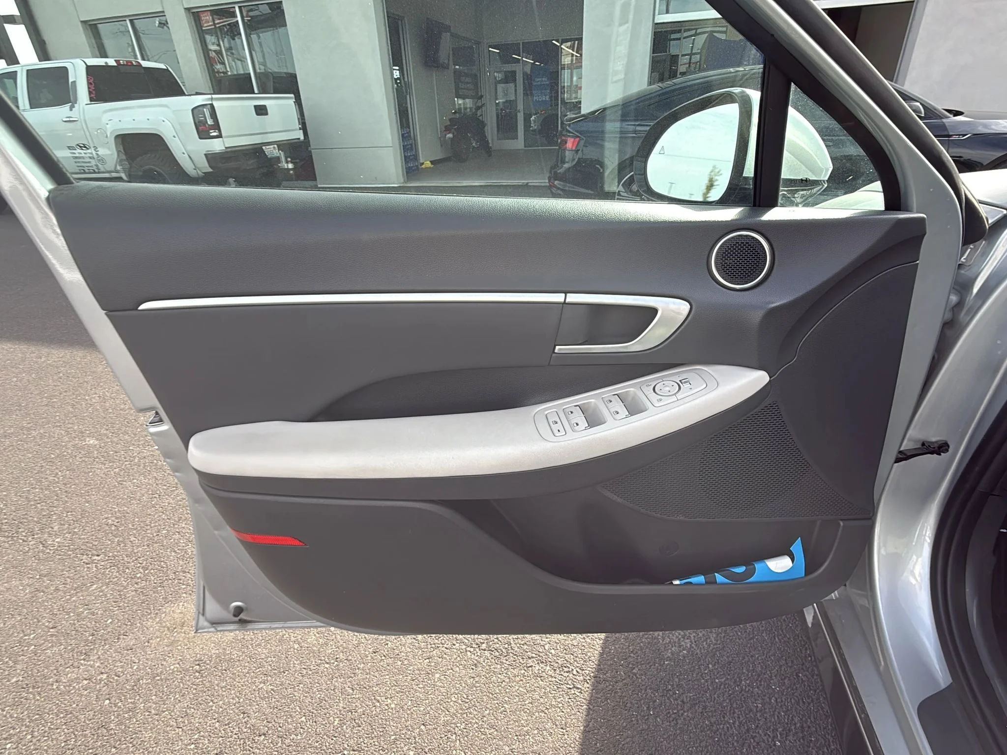 Used 2025 Aero Silver Hyundai SEL image 7