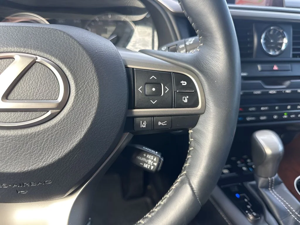 Used 2018 White Lexus 450h image 16