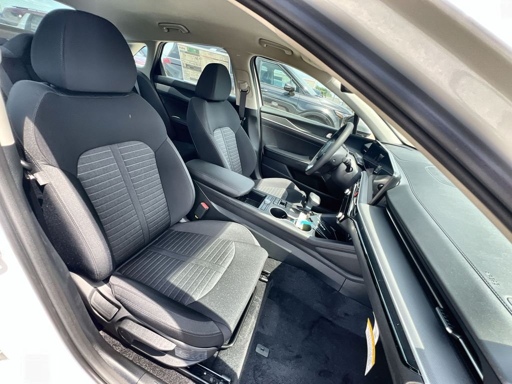 New 2026 White Kia LXS image 23