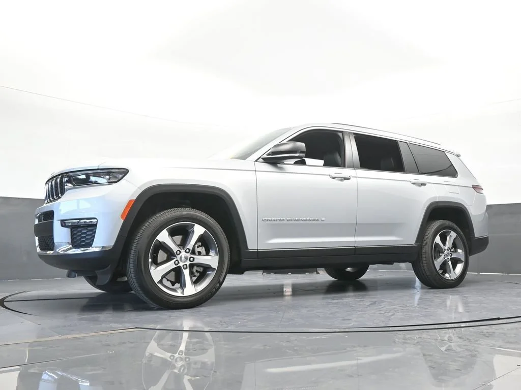 Used 2025 Silver Jeep Limited image 58