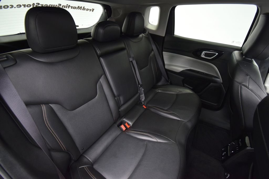 Used 2019 Granite Crystal Metallic Clearcoat Jeep Latitude image 20