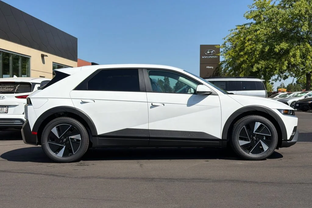 New 2026 White Hyundai SEL image 3